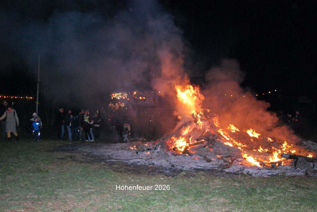 Großer brennender Scheiterhaufen auf dem Bergfestplatz am Oberen Berg in Markneukirchen