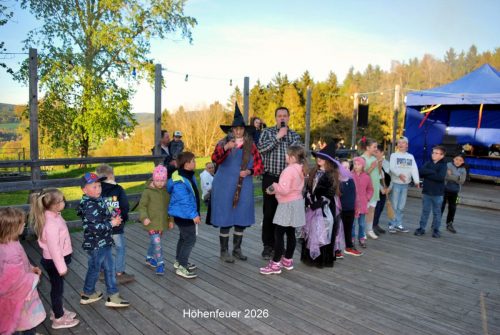 Teilnehmende des Wettbewerbs „Schönste Bergfexe 2026“ beim Höhenfeuer in Markneukirchen